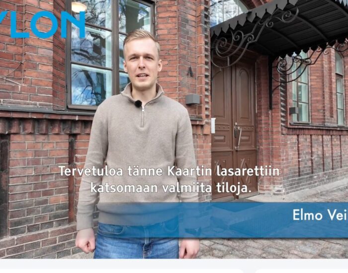 Elmo Veikkanen esittelee Pylonin tekemää Kaartin lasaretin peruskorjausta.